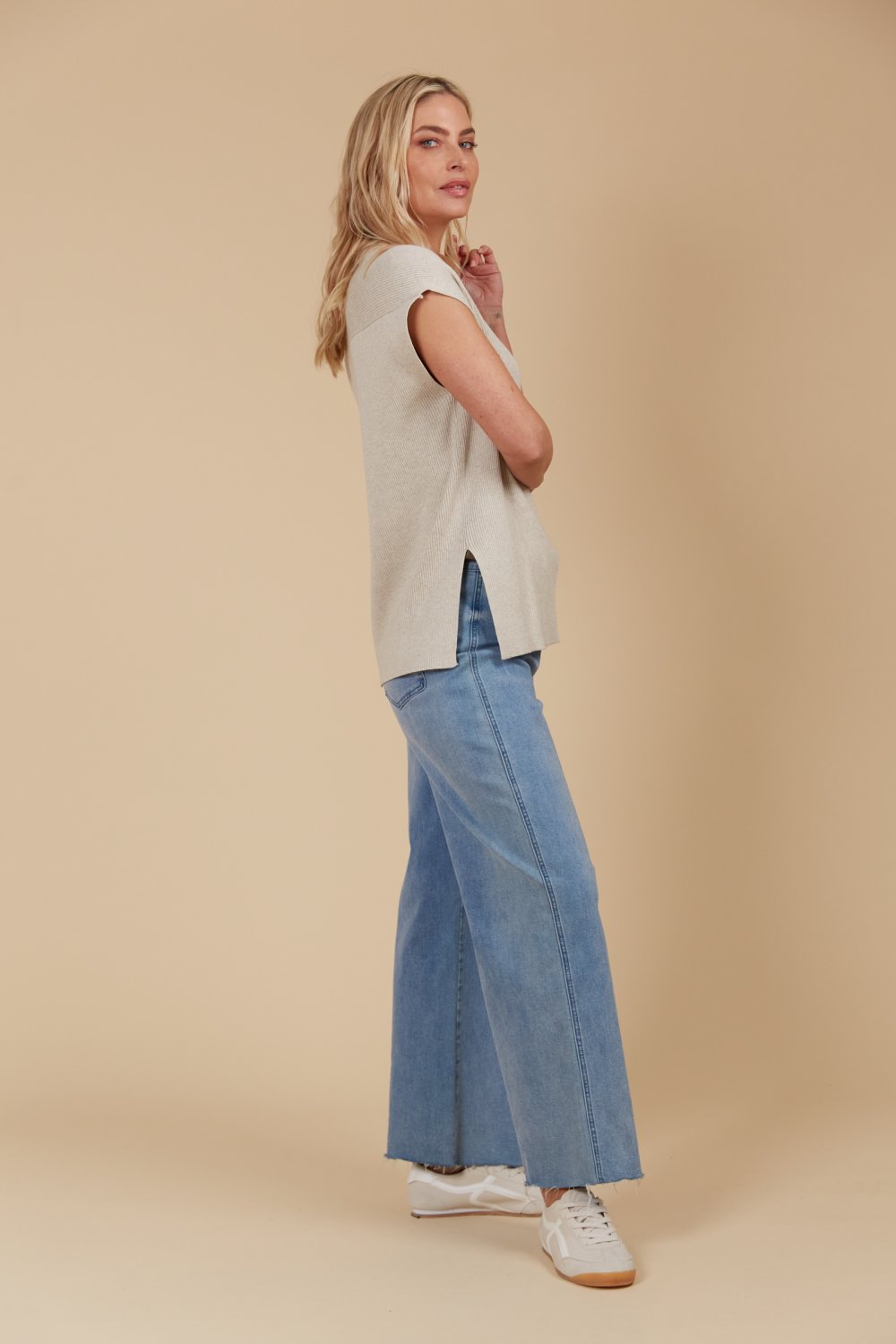 isle-mine-tala-knit-vest-canvas 2
