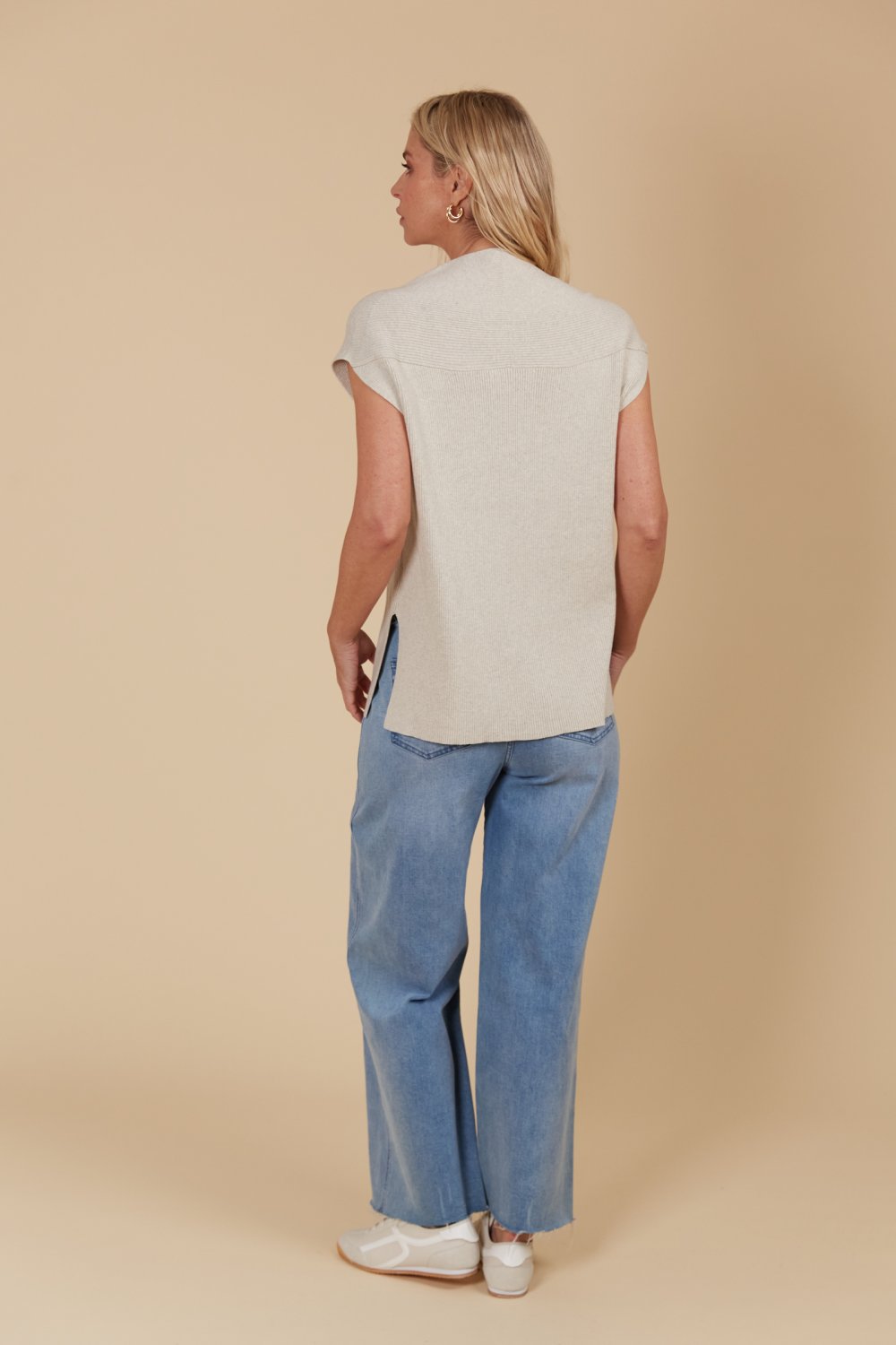 isle-mine-tala-knit-vest-canvas 3