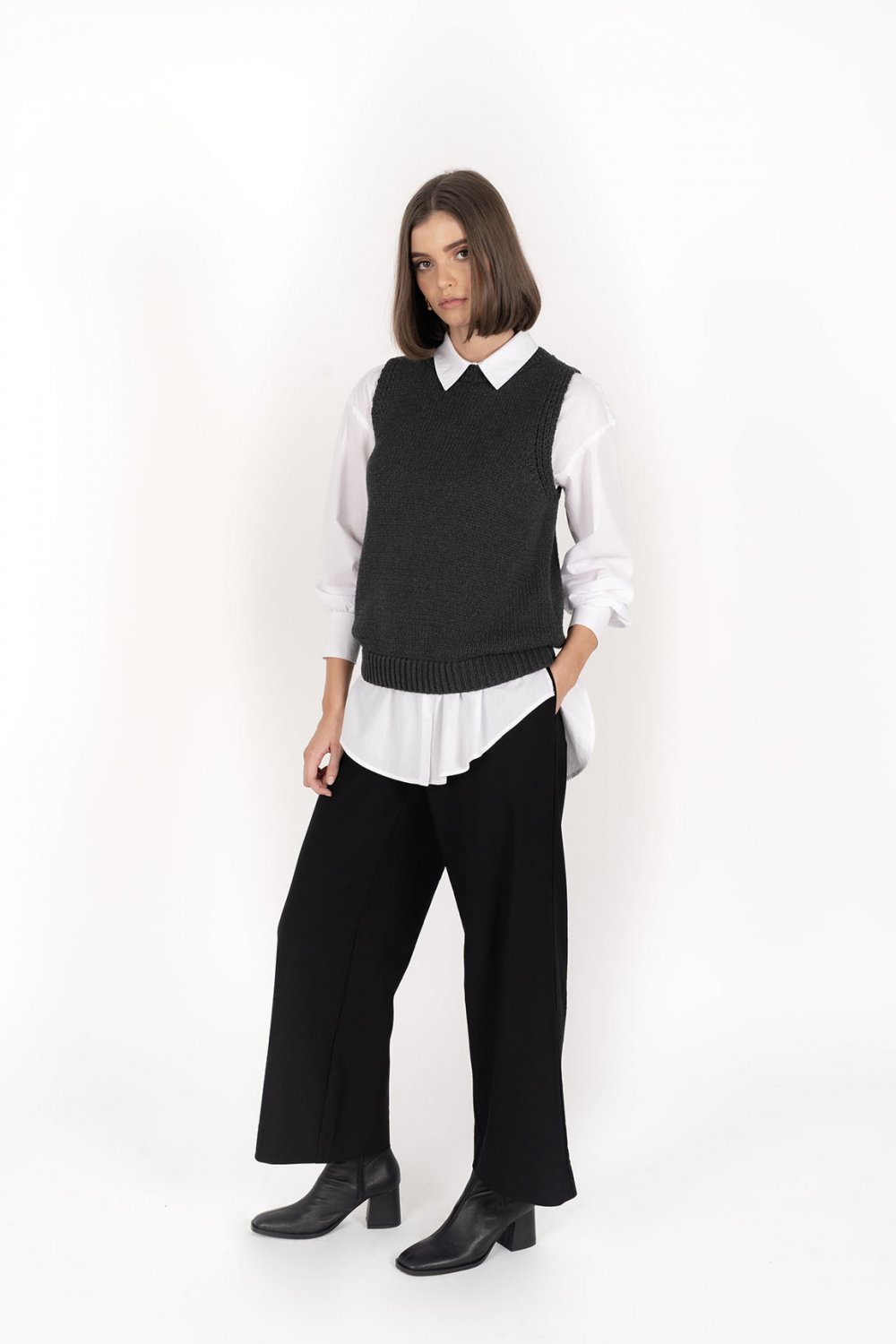 humidity-gale-vest-charcoal 4